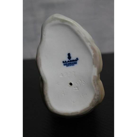 Lladro "Girl with Lilies Sitting" Collectable #4972 - Picture 5 of 8